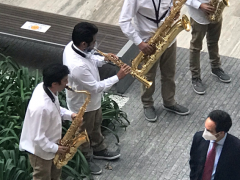 Cuarteto de vientos toca con caretas integradas a los instrumentos.