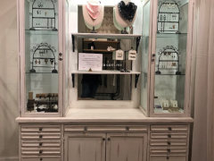 Mueble de accesorios de la tienda Rapsodia con un anuncio que restringe probarse estos productos.