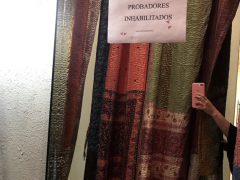 Probador de tienda Rapsodia con letrero en el espejo “Probadores inhabilitados”.