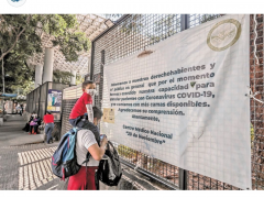 Pancarta que anuncia escases de camas para atender a pacientes COVID-19. Fotografía: @german453