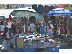 Puestos de ropa en Tepito con aglomeración de gente, algunas personas traen cubrebocas y otras no. Fotografía: Hugo García