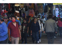 Pasillo del Mercado Jamaica con aglomeración de personas, algunos con cubrebocas, otro no y otros lo llevan mal puesto. Fotografía: Hugo García