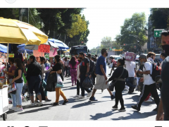 Eje 1 Norte, varias personas cruzan de un lado a otro en medio de autos, traen bultos cargando. Se observa a lagunos con cubrebocas y a otros sin ellos. Fotografía: Hugo García