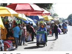 Eje 1 Norte, varios puestos ambulantes a las orillas de la avenida que invaden el carril designado para ciclistas. Se obverva gran afluencia de gente, algunos con cubrebocas y otros sin el. Fotografía: Hugo García