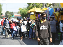 Eje 3 a la altura del Mercado Jamaica, aglomeración de personas, algunos con bultos o bolsas con y sin cubrebocas. Fotografía: Hugo García