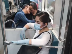 El amor en tiempos de pandemia. Fotografía Mario Jasso / Cuartoscuro. Instagram metrotacubaya.