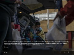 Eliezer lleva hospitalizado tres días en Centro Médico por complicaciones derivadas de la covid-19. Sus familiares esperan día y noche en su camioneta a recibir instrucciones de los médicos, que pueden salir a buscarles a cualquier hora. En la imagen, varios de ellos ordenan los medicamentos que les han solicitado comprar. Fotografía de Teresa de Miguel