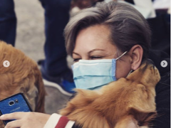 Mujer en cuclillas abrazada de un Golden Retriever, aunque trae puesto cubrebocas se puede ver que la mujer sonríe al estar abrazando al perro. Fotografía: Armando Martínez