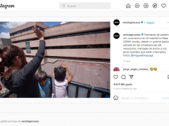 Mujer con dos niños saludan a lo lejos a alguien que está dentro del Hospital La Raza. Fotografía: @migueldimayuga.