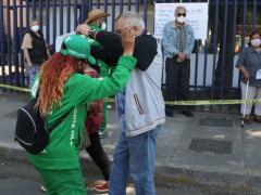 Hombre mayor y una mujer bailan, ambos portan cubrebocas. Fotografía: @carlosodin89.