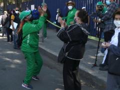 Varias personas formadas (todos con cubrebocas), al frente dos mujeres bailan y aplauden. Fotografía: @carlosodin89.
