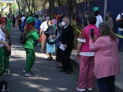 El grupo "Ponte pila” animan a los asistentes. Una de las mujeres, que será vacunada, toma fotografías. Fotografía: @carlosodin89.