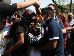 Varios feligreses, sin distancia física entre ellos, algunos, aunque portan cubrebocas no lo utilizan de manera correcta. Fotografía: @carlosodin89.
