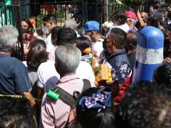 Entrada al templo de San Hipólito con mucha gente de distintas edades intentando ingresar. La distancia física es nula y el uso del cubrebocas escaso. Fotografía: @carlosodin89.