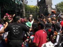 Feligreses entran a empujones a la iglesia de San Hipólito. Fotografía: @carlosodin89.