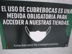 Uso de cubrebocas medida obligatoria para acceder. Sin embargo, las tiendas se encuentran cerradas debido al semáforo rojo, sólo servicios esenciales en el centro comercial.