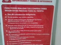 Medidas sanitarias para evitar el COVID-19 en supermercados y tiendas de autoservicios en el centro comercial Patio Tlalpan.