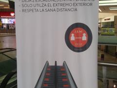 ómo deben utilizarse las escaleras del centro comercial “Patio Tlalpan”, dos escalones entre personas, respetando la sana distancia.