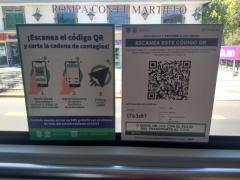 Carteles "Escanéa el Código QR y corta la cadena de contagios", Línea 1 del Metrobús, CdMx. Fotografía: Paula Roberta Furtado