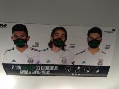 Cartel "El uso correcto del cubrebocas ayuda a salvar vidas", con jugadores de la Selección de Fúltol Mexicana, Línea 1 del Metrobús, CdMx. Fotografía: Paula Roberta Furtado