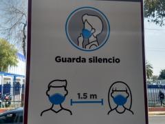 Cartel "Guarda silencio. Respta la sana distancia", Línea 1 del Metrobús, CdMx. Fotografía: Paula Roberta Furtado