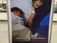 Una madre con su bebé con el título: “Nada más importante para el personal de la salud que la preservación de la vida humana”.