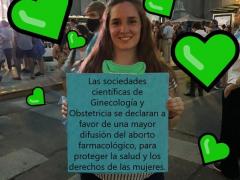 Imagen de una mujer soteniendo pancarta a favor de la difusión de información sobre el aborto.
