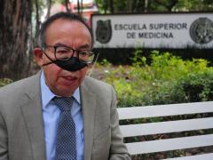 Fotografía de MILENIO. Se muestra al Dr. Gustavo Acosta, usando su invento.