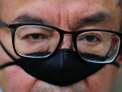 Fotografía de MILENIO. Acercamiento del Dr. usando el cubre nariz