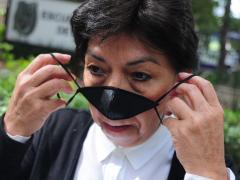 Fotografía de MILENIO. Mujer colocándose el protector nasal.
