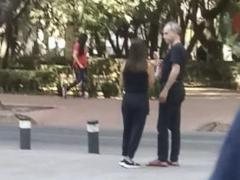 López Gatell sin cubrebocas en la calle. Fotografía: Aristegui Noticias.