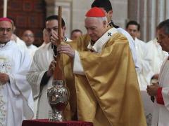 Arzobispo Primado de México, Carlos Aguiar Retes, oficiando una misa.