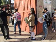 Imagen de la entrada a una escuela secundaria con las medidas sanitarias, de Victororia Valtierra/Cuartoscuro.