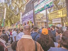 Con flores en mano, decenas de personas abarrotaron ayer la entrada del Panteón General de Iztapalapa para poder visitar a sus difuntos antes del Día de Muertos, cuando el cementerio estará cerrado. Fotografía: El Universal.