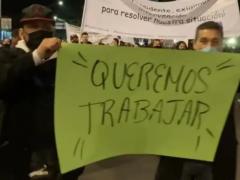 Cartel Queremos trabajar. Fotografía: Excélsior.