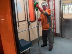 Empleado limpia vagón del metro. Fotografía: Cuartoscuro.