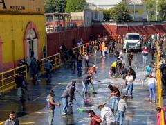 Locatarios limpian las inmediaciones del Mercado de Sonora. Fotografía: Cinthya Stettin.