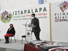 Entrega de cobijas a habitantes de Iztapalapa. Fotografía: Milenio.
