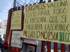 El personal médico colocó carteles en la entrada del centro médico. Fotografía: César Velázquez.