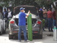 Personas esperan para llenar su tanque de oxígeno. Fotografía: El Universal.