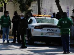Patrulla resguarda unidad de vacunación. Fotografía: Milenio.