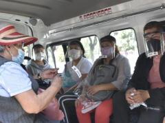 Pasajeros con caretas en transporte público. Fotografía: Milenio.