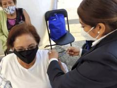Mujer adulta recibe vacuna. Fotografía: El Universal.