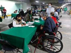 Aplicación de dosis a adultos mayores. Fotografía: Milenio.