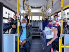 Adultos mayores transportados después de ser vacunados. Fotografía: El Universal.