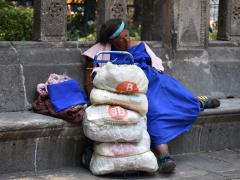 Señora indígente sin cubrebocas duerme en una banca de un parque. Fotografía: Martha Patricia Leguízamo Rodea