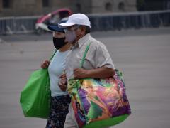 Pareja de adultos con cubrebocas y bolsas de compras. Fotografía: Martha Patricia Leguízamo Rodea