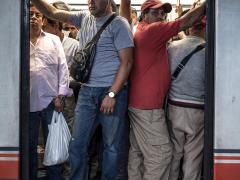 Puertas abiertas de vagón con usuarios sin cubrebocas. Fotografía: Santiago Arau.