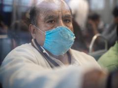 Señor con cubrebocas a través de ventana de un vagón del metro de la ciudad. Fotografía: Santiago Arau.