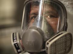 Trabajador con Equipo de Protección. Fotografía: Santiago Arau.